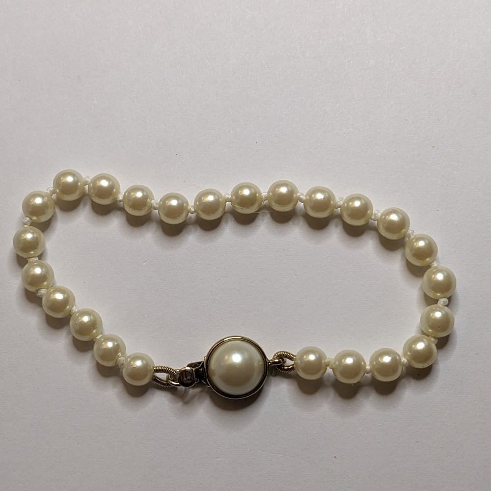 Vintage CAROLEE Faux Pearl Bracelet – Gold-Tone Box Clasp - Picture 3 of 6